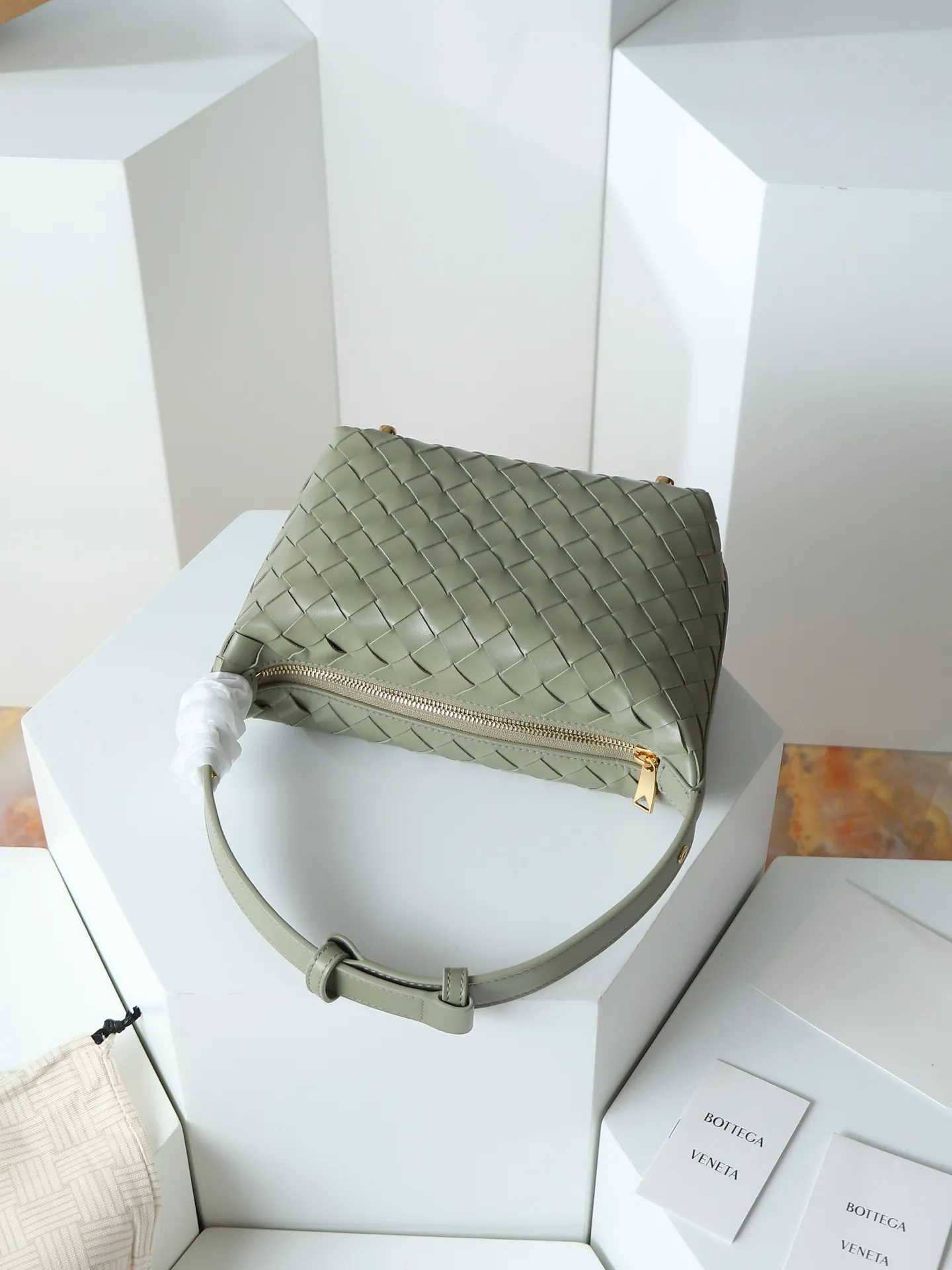 Batch 1640. A lunch bag that is predicted to be popular again this year. The entire bag is made of top-grade naa lambskin. It is very soft and lightweight. It also uses the intrecciato weaving process that the two founders spent several months developing from the beginning of the brand. It is completely hand-woven by Italian craftsmen. It perfectly reflects the craftsmanship of Bottega. The entire bag shape is also a very practical and popular lunch box bag shape. The slightly curved arc of the bag mouth can also better fit our wrists. Style number: 754443 Size: 22*13*9